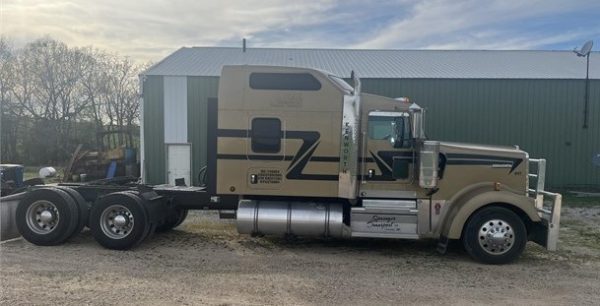 2019 Kenworth W900 - Image 4