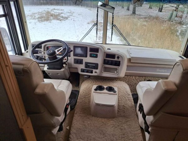 2004 Winnebago Itasca - Image 4