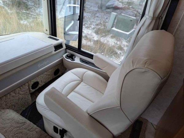 2004 Winnebago Itasca - Image 5