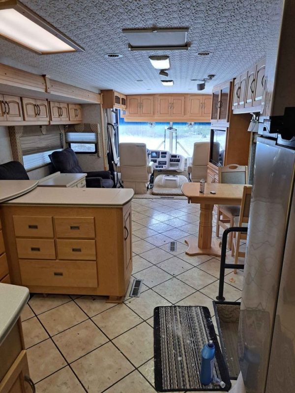 2004 Winnebago Itasca - Image 6