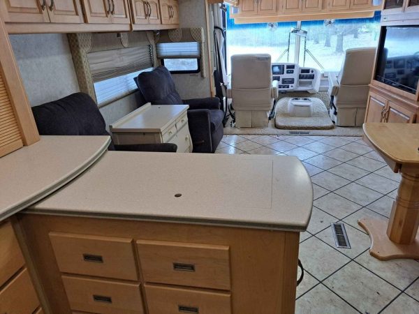 2004 Winnebago Itasca - Image 9