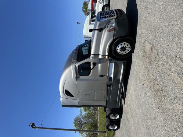 2016 Freightliner Cascadia - Image 2