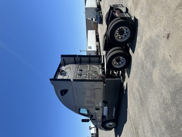 2016 Freightliner Cascadia - Image 3