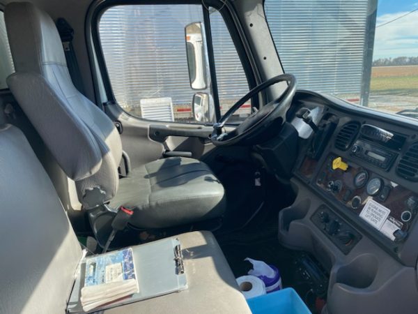 2017 Freightliner  26′ Refrigerated Bed - Image 9