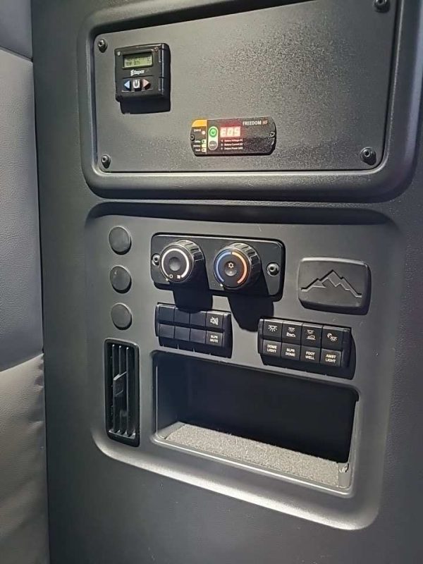 2019 Freightliner Cascadia 126 - Image 13