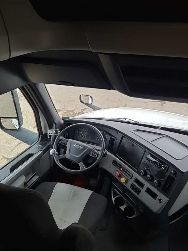 2019 Freightliner Cascadia 126 - Image 9