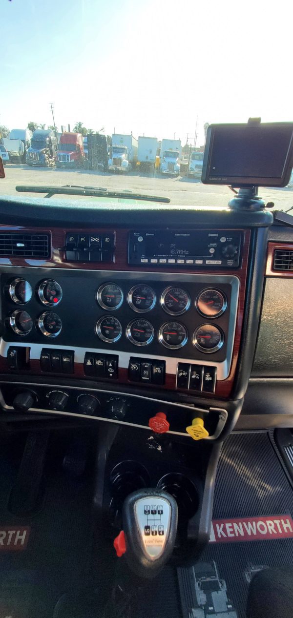 2009 Kenworth W900 Classic - Image 10