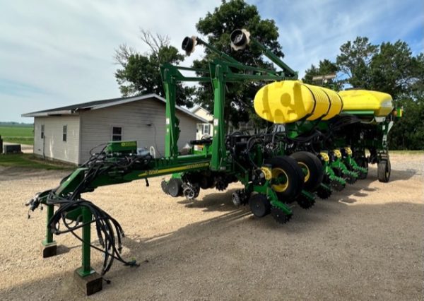 2011 John Deere 1770NT 16 row 30 - Image 11