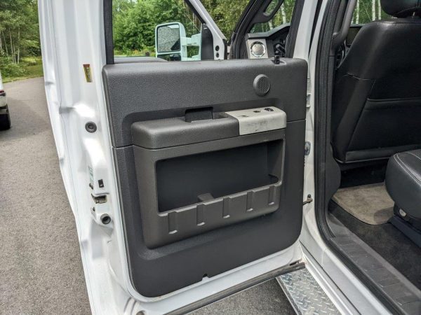 2013 Ford F550 SD Lariat - Image 14
