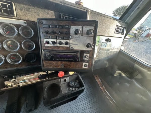 1997 Kenworth W900L - Image 20