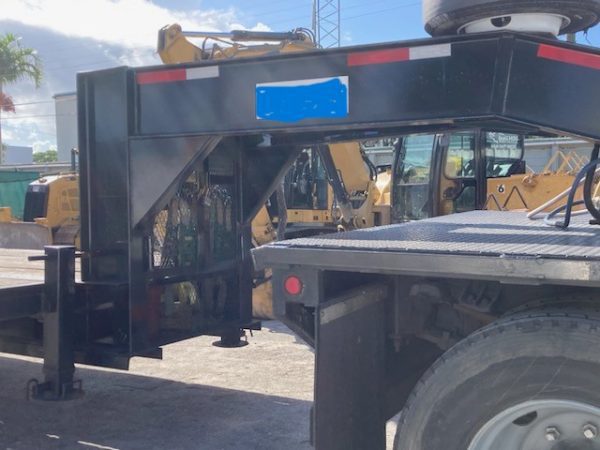 2007 Mitsubishi FM 330 with, 2022 Hooper Equipment Trailer, 22.5 Ton, Gooseneck and 2006 PJ Dump Hurricane Clean Up Trailer, 10 Ton, Gooseneck. - Image 13
