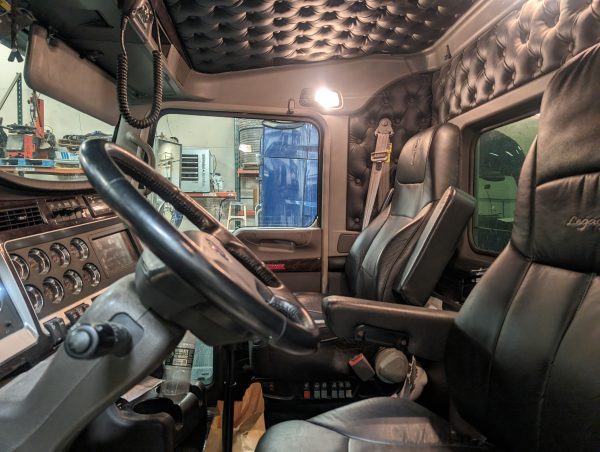 2022 Kenworth W900 - Image 7