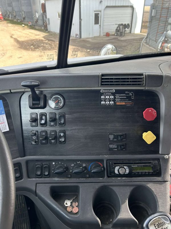 2005 Freightliner - Image 2