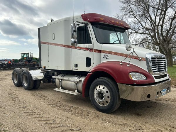 2005 Freightliner - Image 4