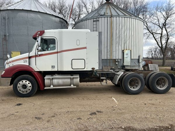 2005 Freightliner - Image 8