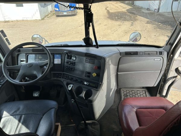 2005 Freightliner - Image 10