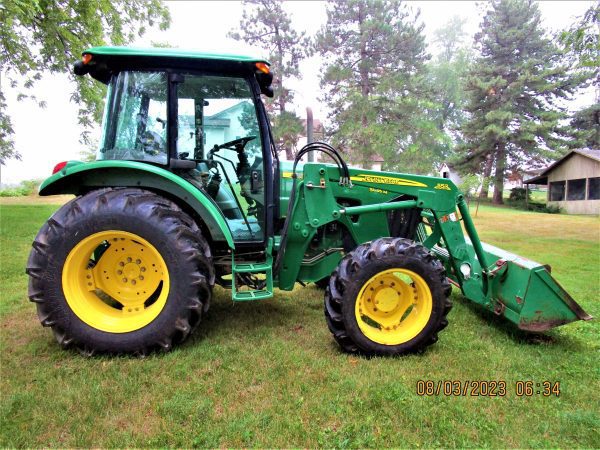 2009 John Deere 5085M W 553 Loader - Image 2