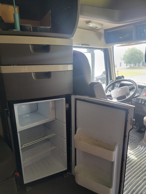 2018 Volvo VNL64T730 - Image 4