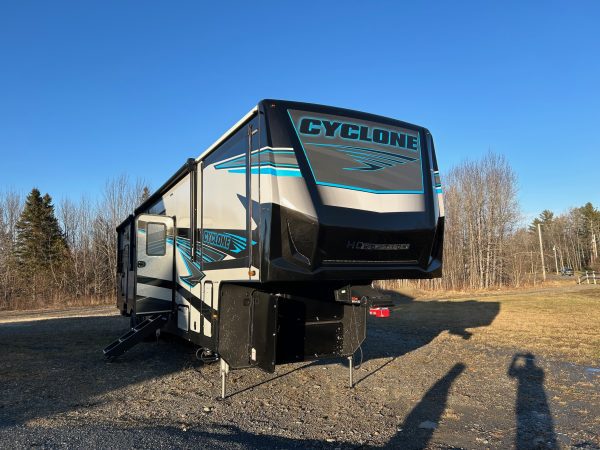 2024 HEARTLAND CYCLONE 4270 & 2017 Ram 3500 Laramie DRW - Image 4