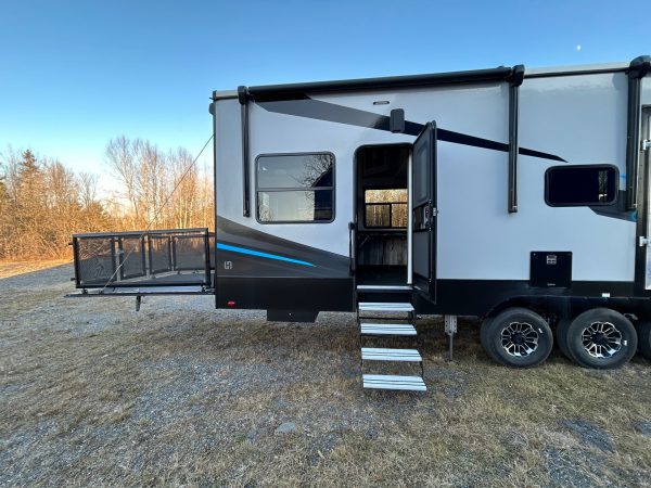 2024 HEARTLAND CYCLONE 4270 & 2017 Ram 3500 Laramie DRW - Image 13