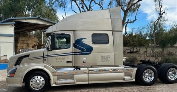 2011 VOLVO VNL64T730 - Image 2