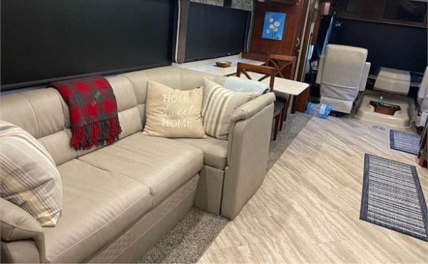 2019 FLEETWOOD BOUNDER 33C - Image 4