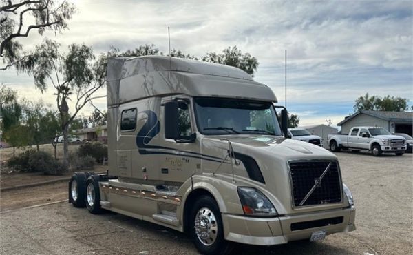 2011 VOLVO VNL64T730 - Image 5