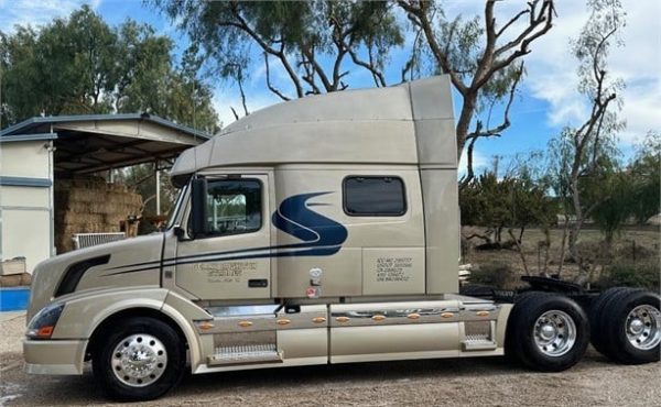 2011 VOLVO VNL64T730 - Image 2