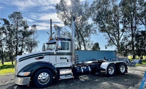 2014 PETERBILT 386 - Image 2