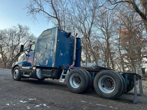 2005 Kenworth T600 - Image 2