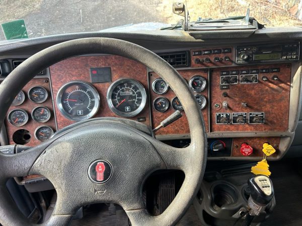 2005 Kenworth T600 - Image 6