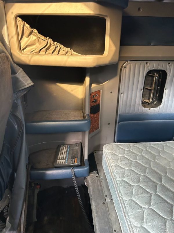2005 Kenworth T600 - Image 8