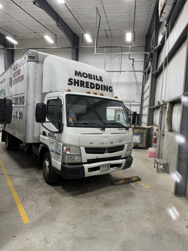 2014 Mitsubishi Box Truck - Image 3