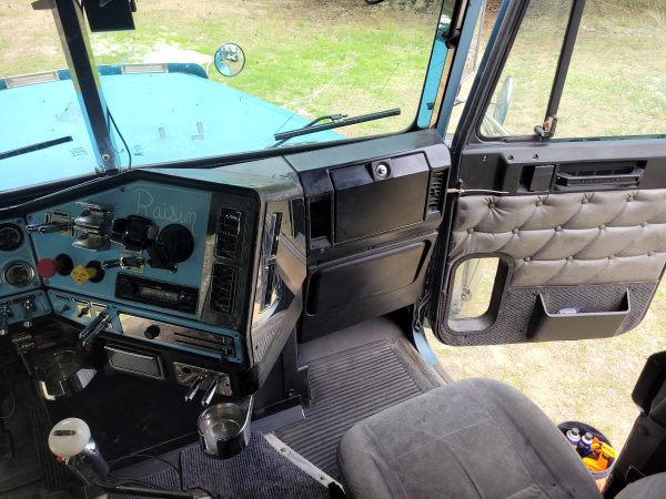 2006 Freightliner Classic XL - Image 10