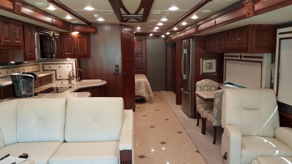 2014 Winnebago Tour 42 QD - Image 10