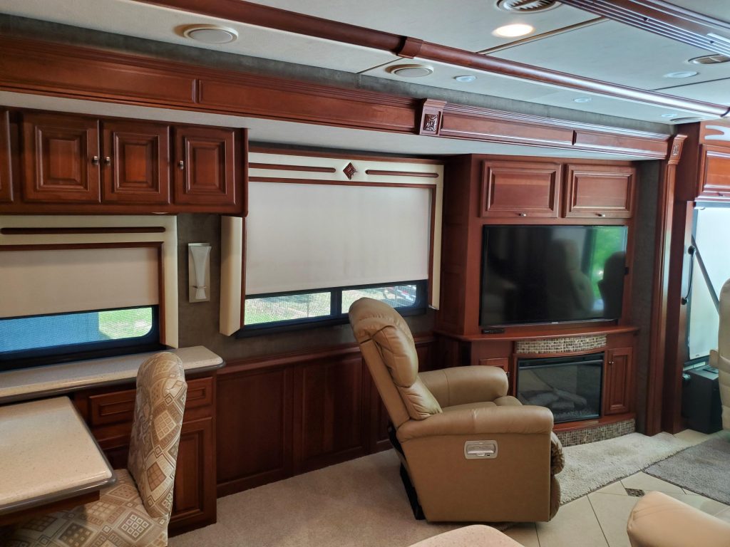 2014 Winnebago Tour 42 QD - Image 15