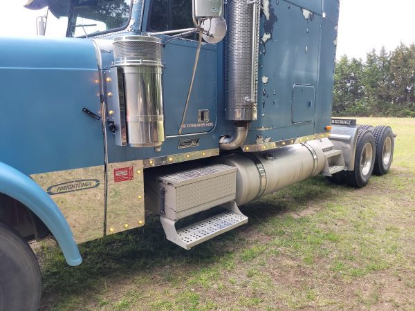2006 Freightliner Classic XL - Image 2
