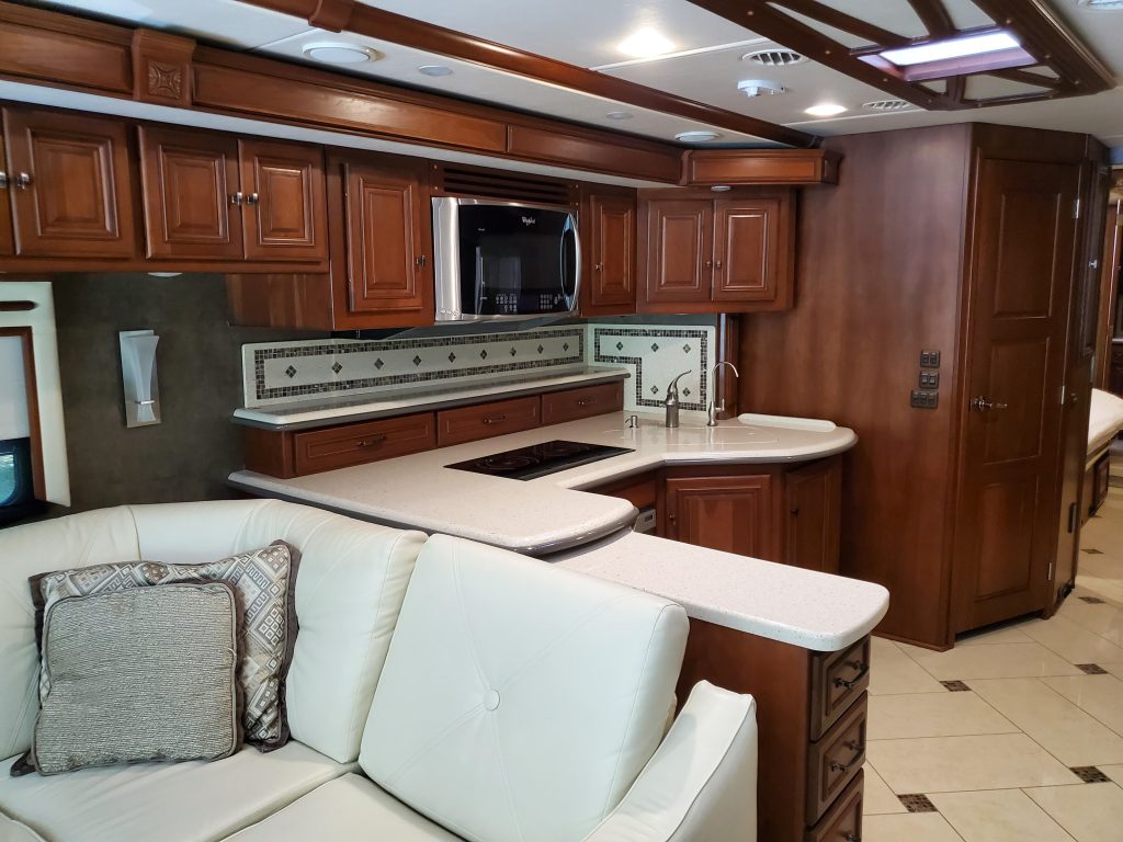 2014 Winnebago Tour 42 QD - Image 7