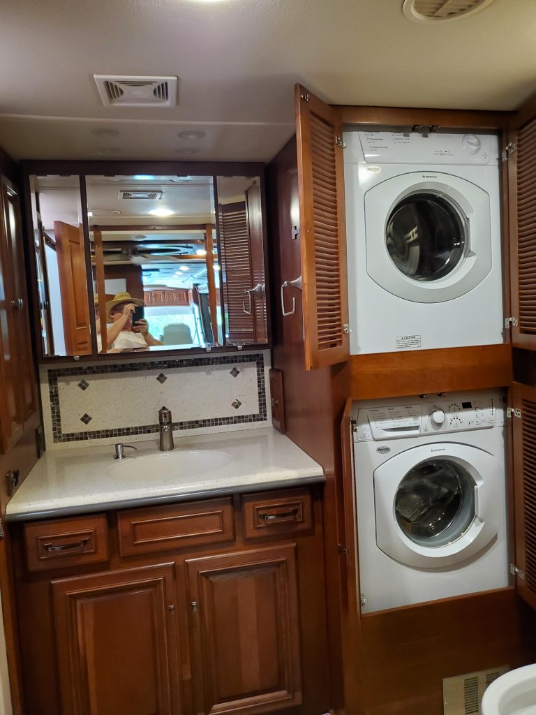 2014 Winnebago Tour 42 QD - Image 9
