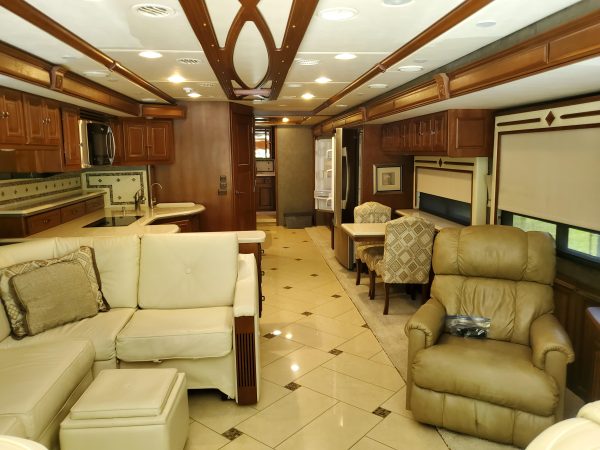 2014 Winnebago Tour 42 QD - Image 8