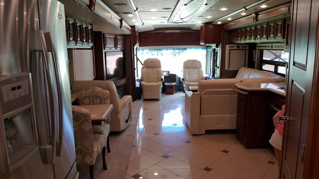 2014 Winnebago Tour 42 QD - Image 16