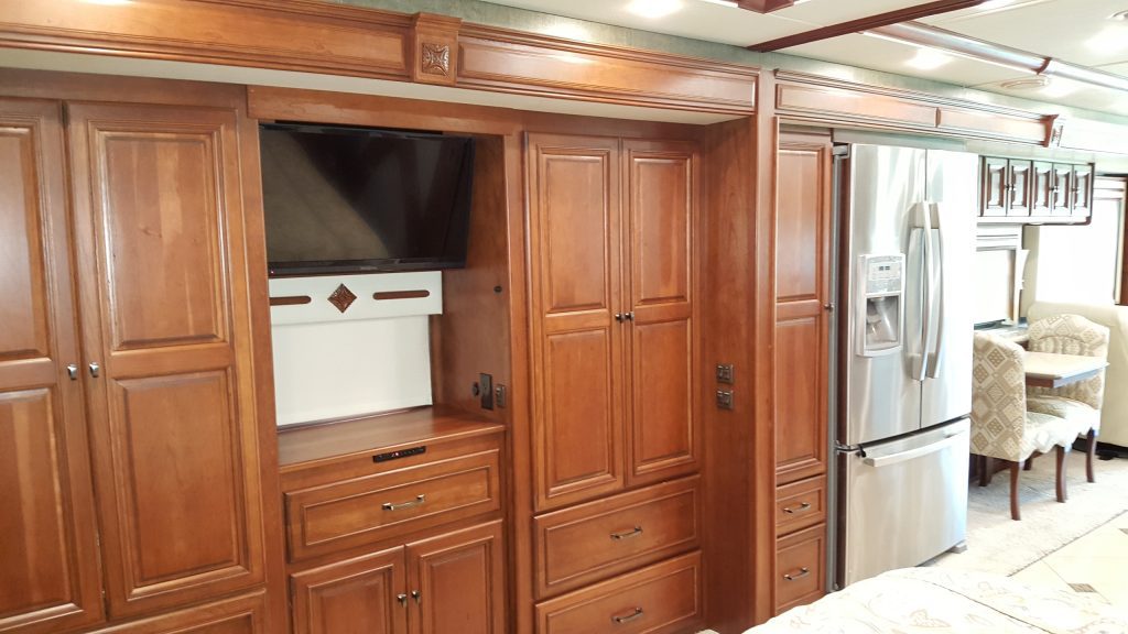 2014 Winnebago Tour 42 QD - Image 17