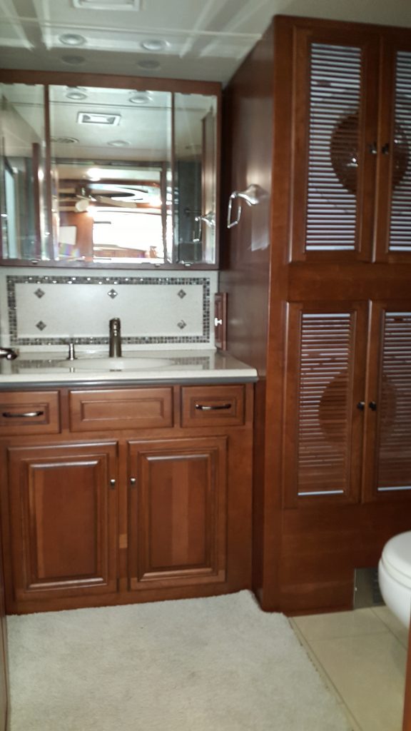 2014 Winnebago Tour 42 QD - Image 18