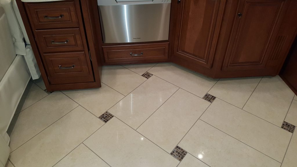 2014 Winnebago Tour 42 QD - Image 19