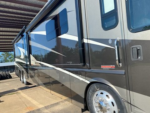 2014 Winnebago Tour 42 QD - Image 4