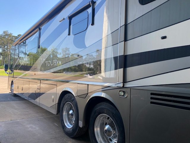 2014 Winnebago Tour 42 QD - Image 3