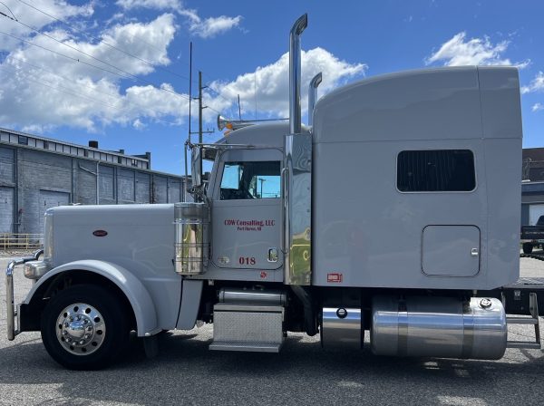 2019 Peterbilt 389 with 2024 Utility Trailer - Image 11