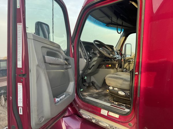 2016 KENWORTH T680 - Image 2