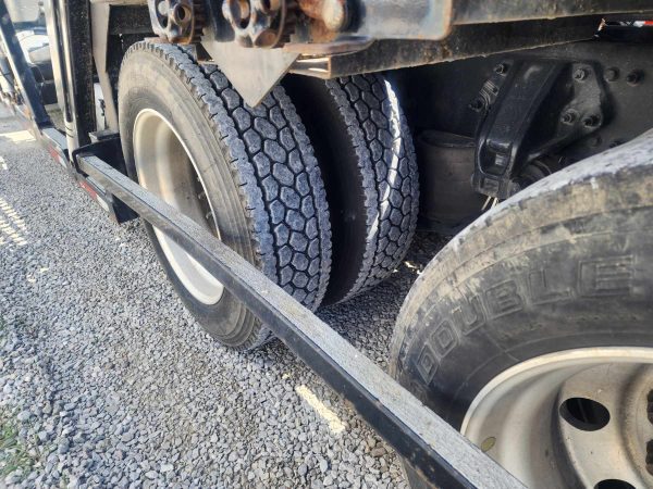 2016 peterbilt 348 car hauler - Image 14