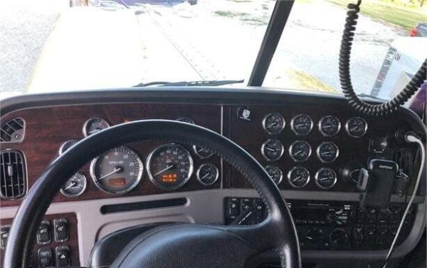 2019 PETERBILT 389 - Image 15